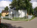 Большая цветочная клумба у дома